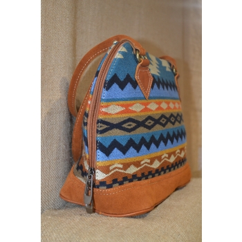 Torebka etniczna z brązowej zamszowej skóry i wełnianej haftowanej tkaniny .